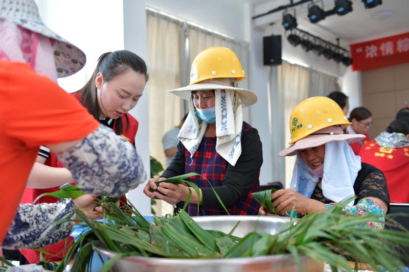 “濃情粽意，共享溫暖”包粽子活動(dòng).jpg